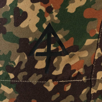 Flectarn camo shorts logo