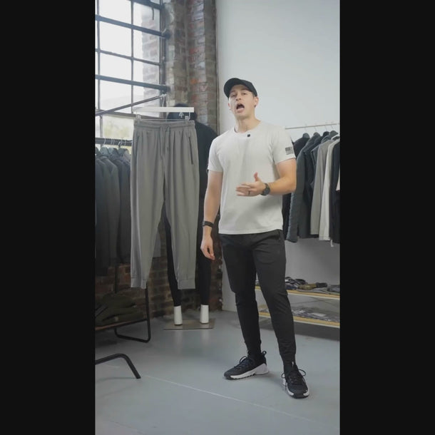 Lightweight Carrier Joggers Studio video #color_dark-steel
